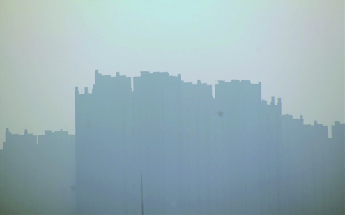 大雾笼罩下的泉城，有一种高低错落的美感